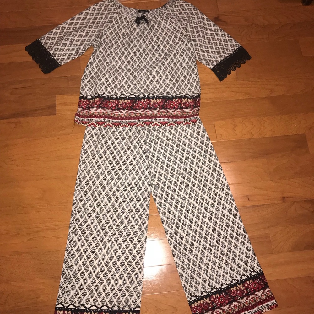 Cute top and pants set!!